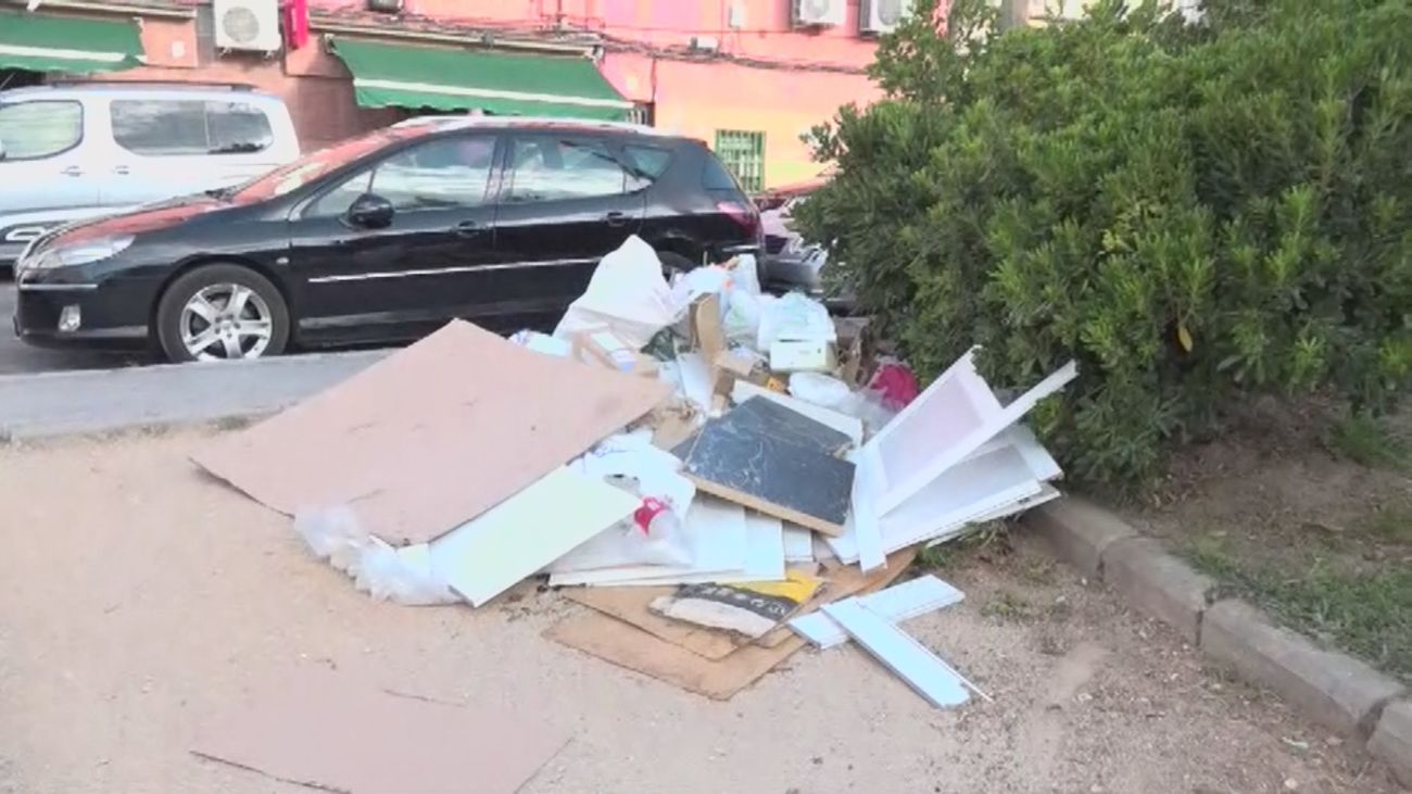 Los vecinos de Entrevías denuncian montones de basura en la zona de la cancha