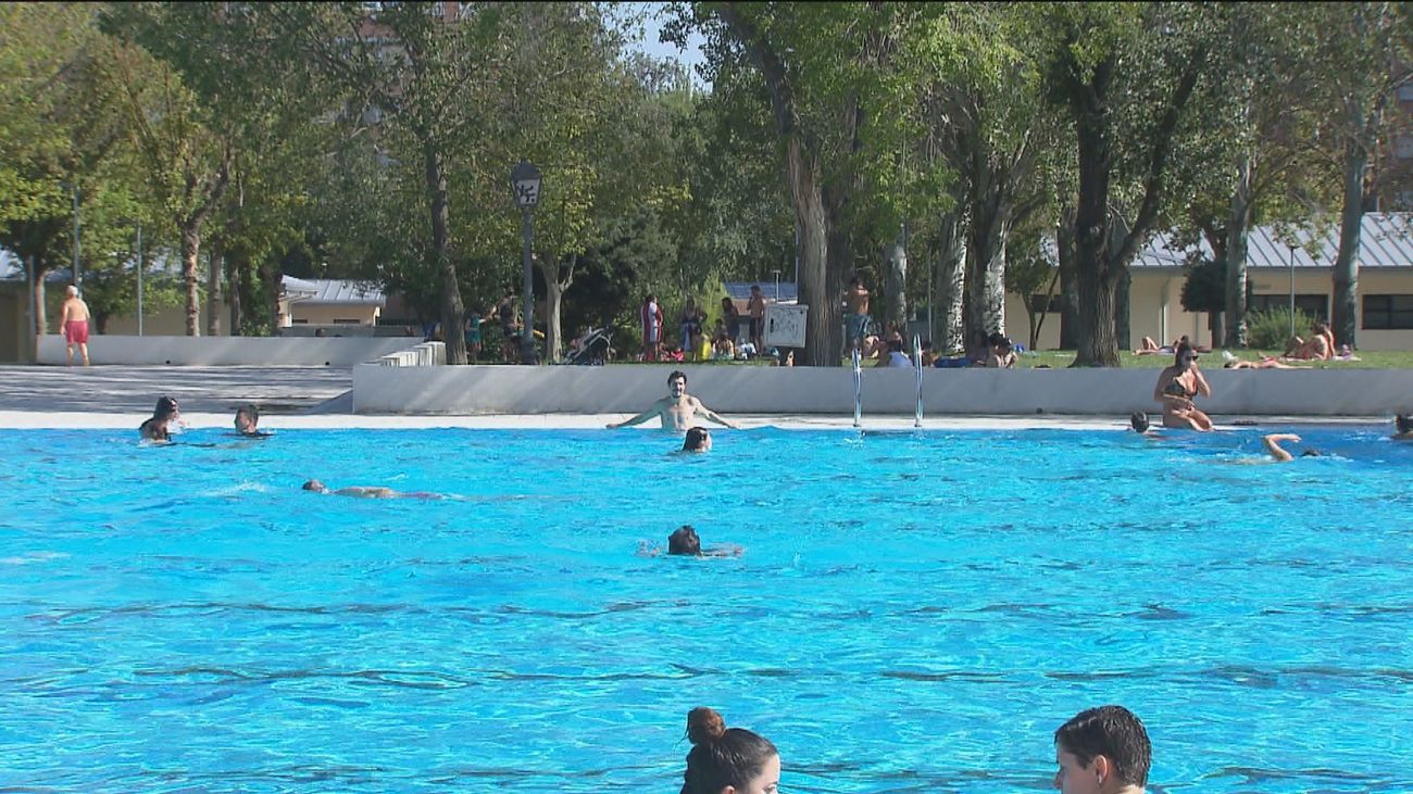 Listas de espera para entrar en las piscinas públicas