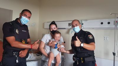 Agentes de la Policía Nacional salvan a un bebé que no podía respirar en un parque de Alcobendas