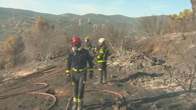 Los bomberos refrescan los puntos calientes del incendio del Pantano de San Juan