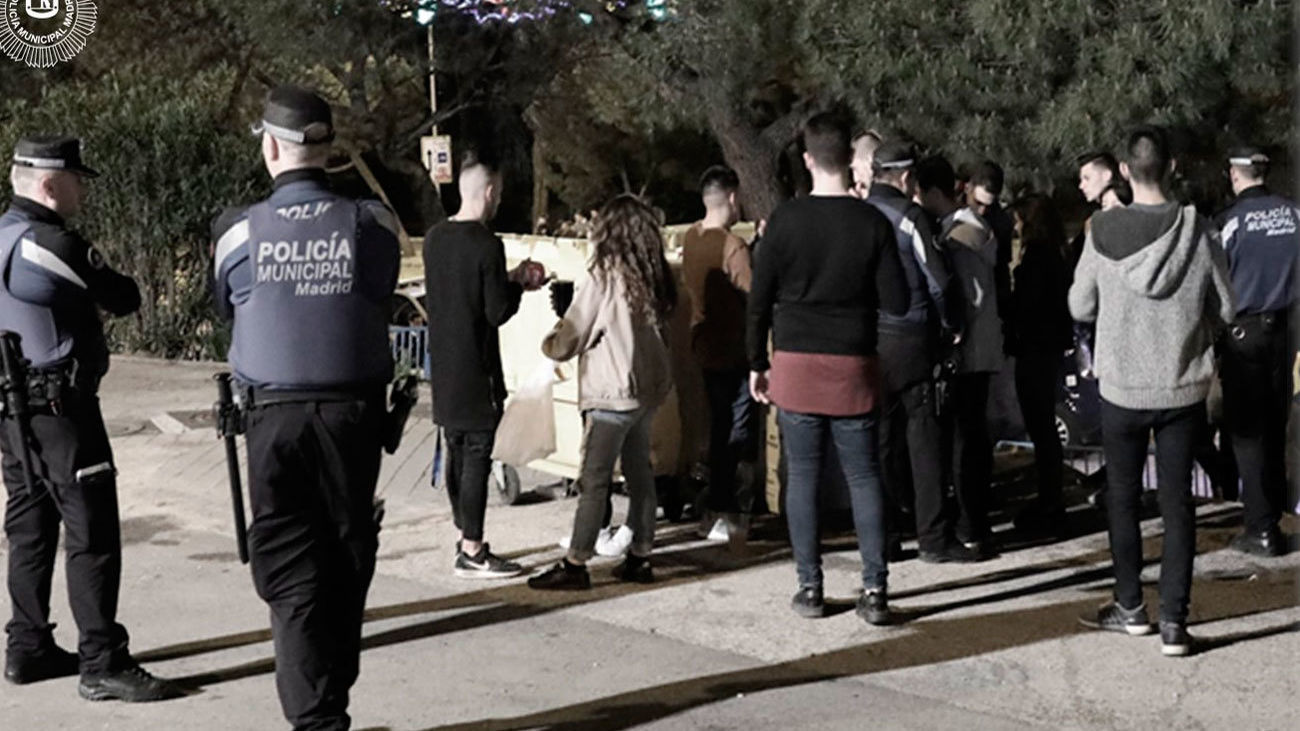 Más de 500 personas multadas el fin de semana por beber en la calle en Madrid