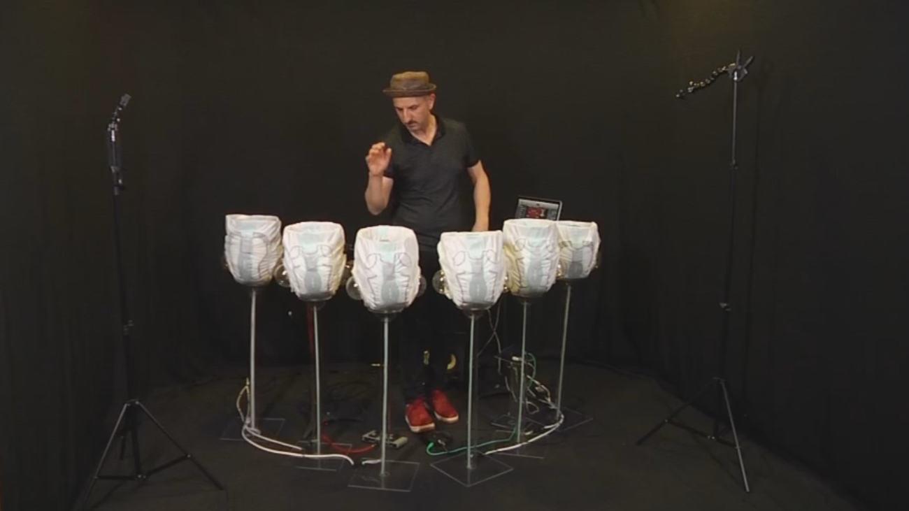 Bulbul, el artista que hace música con objetos básicos