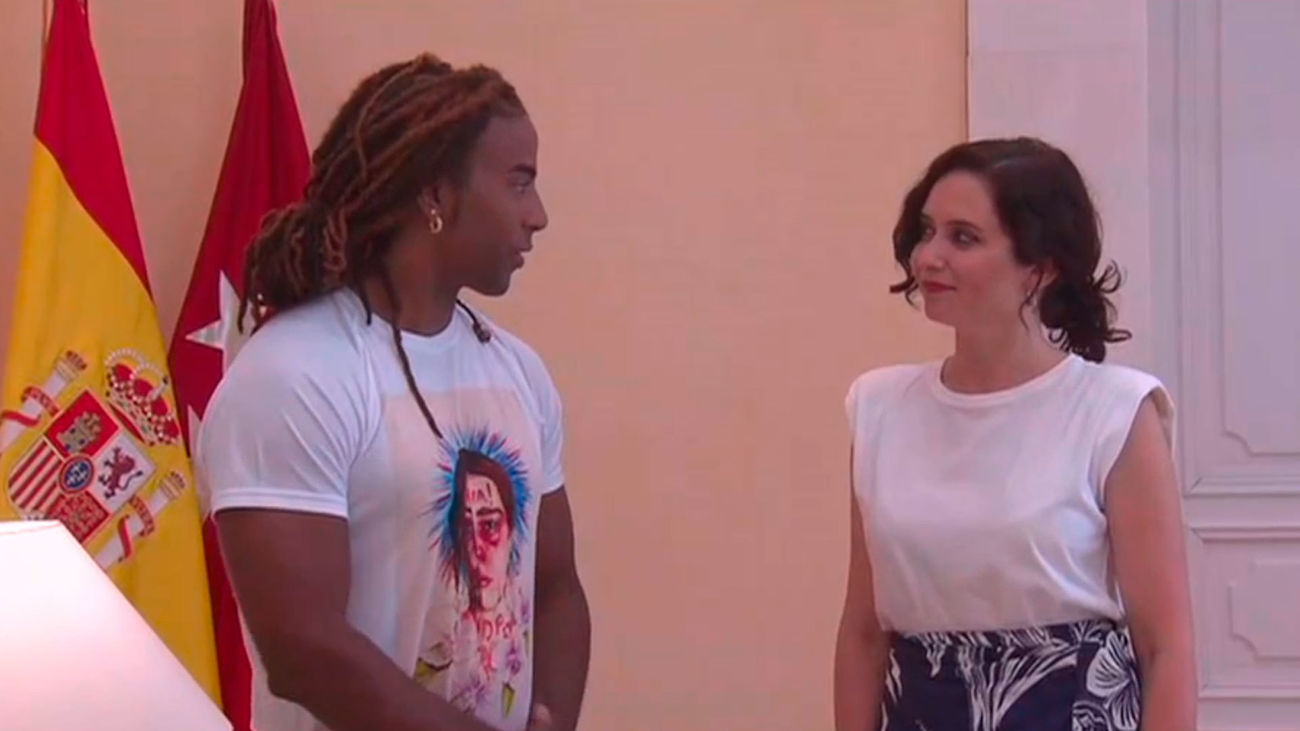 Ayuso reclama, junto al cantante cubano  Yotuel, "libertad" para Cuba