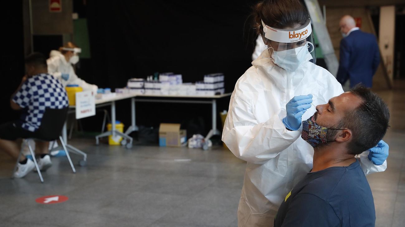 La incidencia de coronavirus sigue bajando en España, pero se dobla el número de muertes