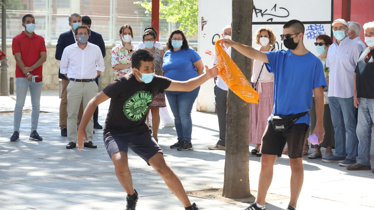 Almeida destaca en Villaverde la pasarela peatonal que iba a estar terminada esta primavera