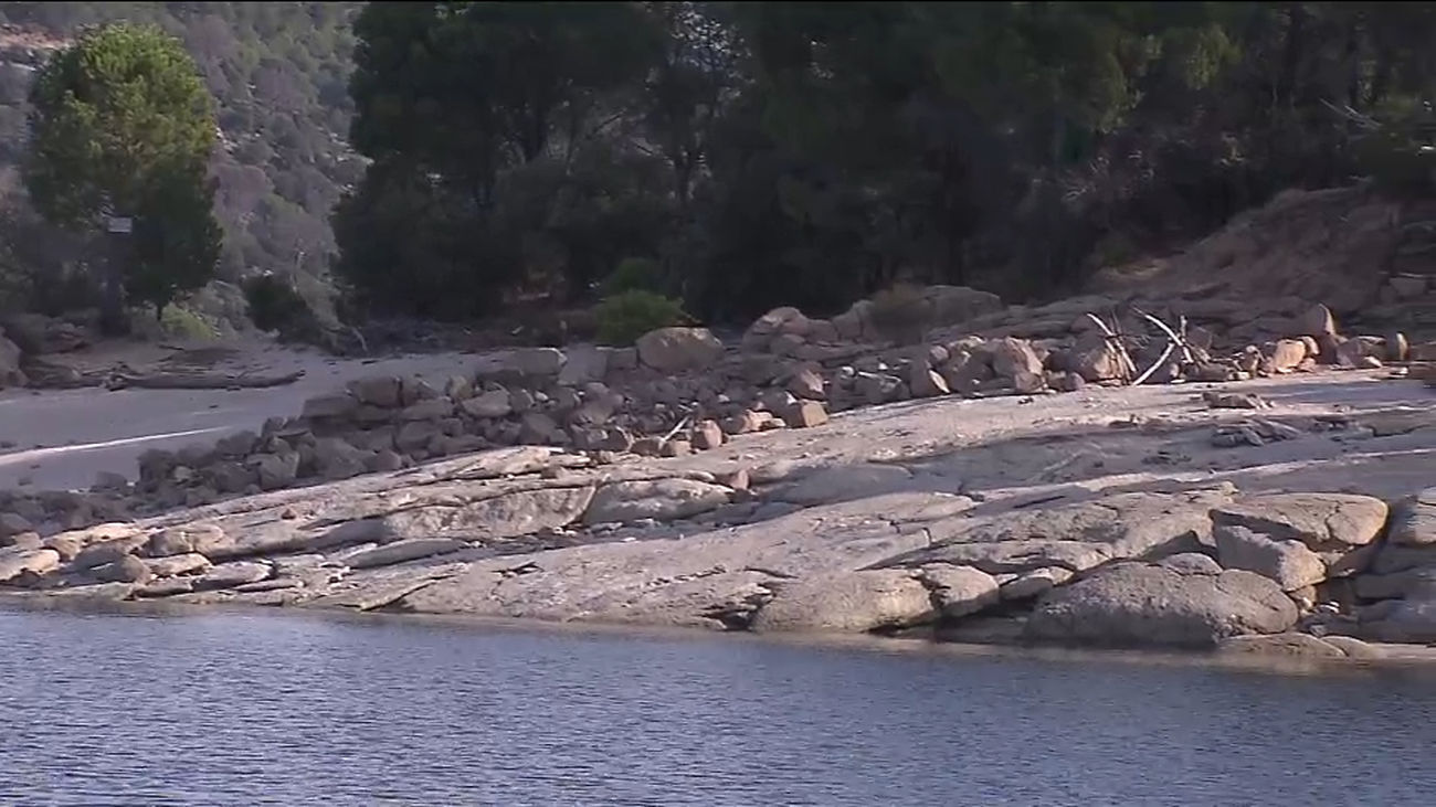 Vigilancia activa en el pantano de San Juan para evitar posibles rebrotes del fuego extinguido