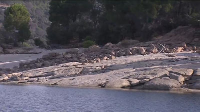 Vigilancia activa en el pantano de San Juan para evitar posibles rebrotes del fuego extinguido