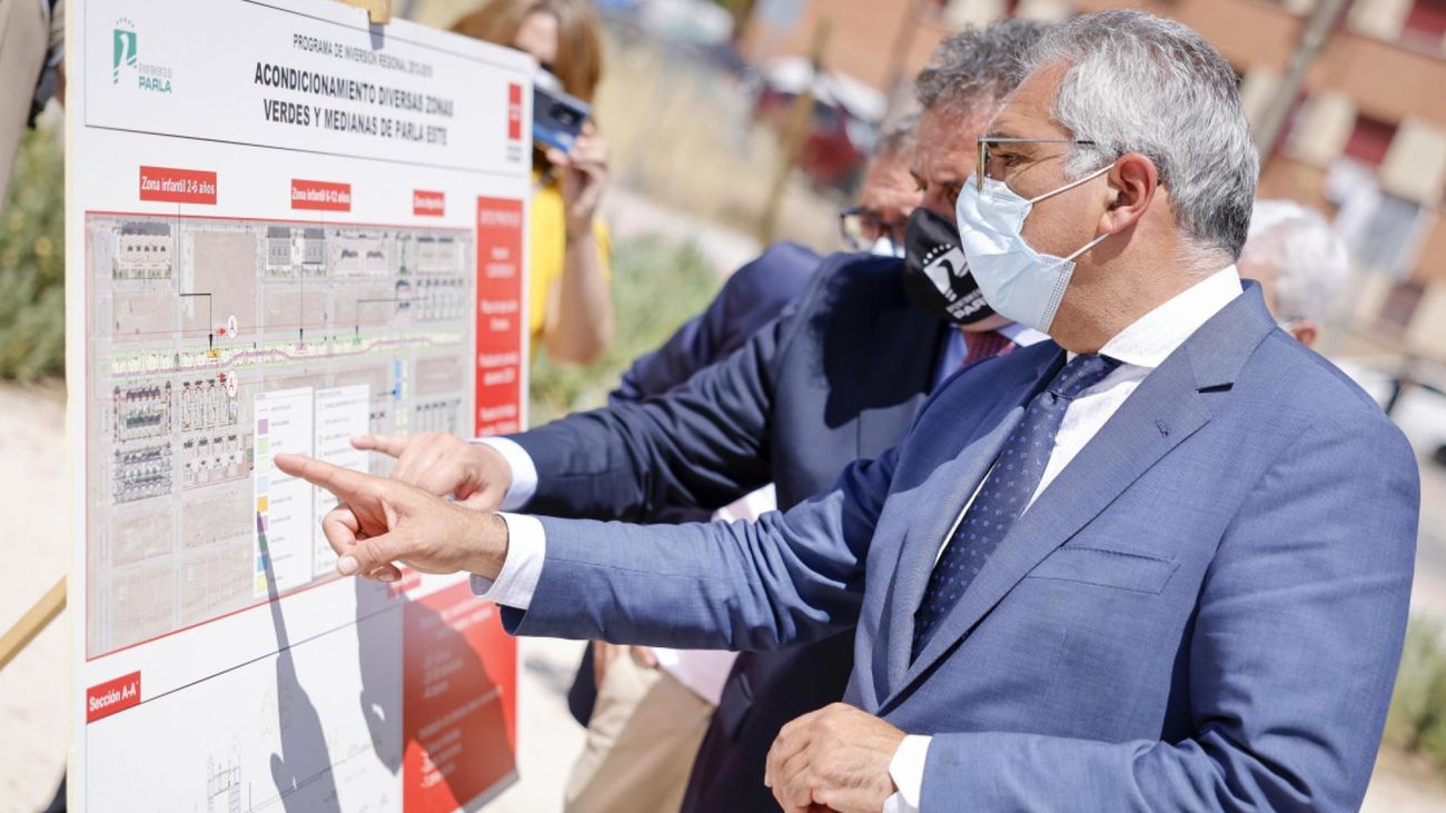 Carlos Izquierdo inaugura  más de un kilómetro de zonas verdes en el barrio de Parla Este