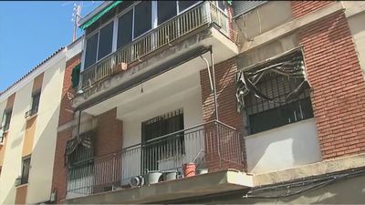 Perros y gallos encerrados en un edificio abandonado de Getafe no dejan dormir a los vecinos