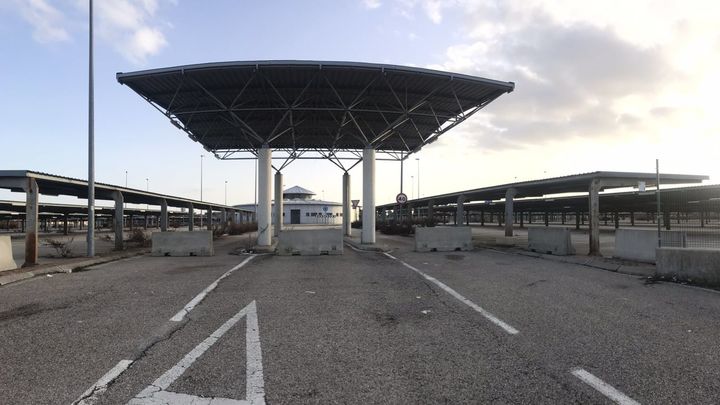 Estado del acceso al aparcamiento P10, cerca de la terminal T4 del aeropuerto de Barajas / DANIEL SÁNCHEZ GARCÍA