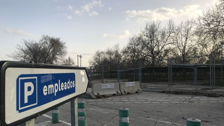 Acceso cerrado al aparcamiento de empleados de Barajas / DANIEL SÁNCHEZ GARCÍA