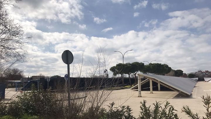 Techos caídos en el aparcamiento de la bolsa de taxis del aeropuerto de Barajas / DANIEL SÁNCHEZ GARCÍA