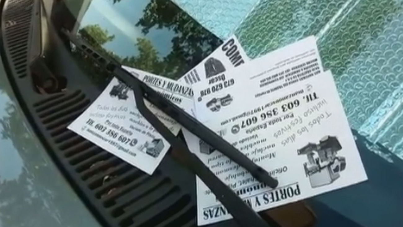 Vecinos de San Blas, hartos de ver sus coches ‘empapelados’ de publicidad