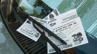 Vecinos de San Blas, hartos de ver sus coches ‘empapelados’ de publicidad