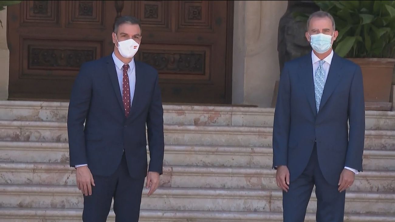 La oposición carga contra Sánchez por "ponerse de perfil" y callar ante las críticas antimonárquicas de Podemos