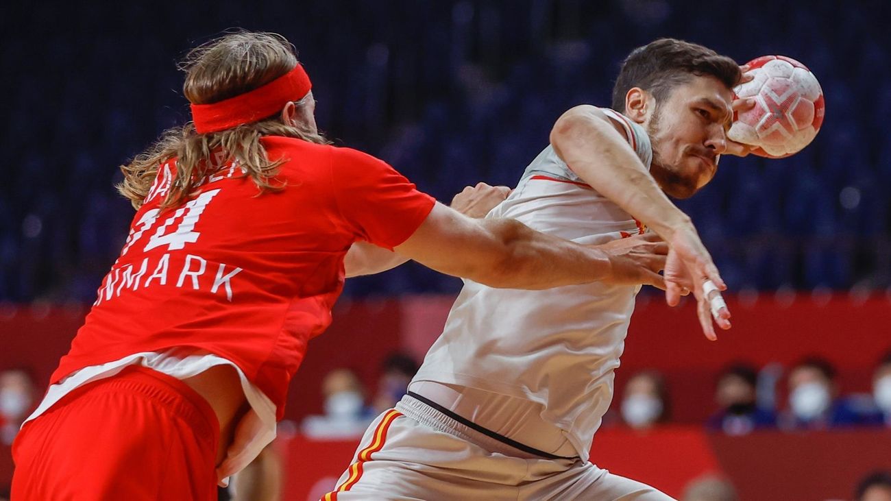 Raúl Entrerríos ante Dinamarca