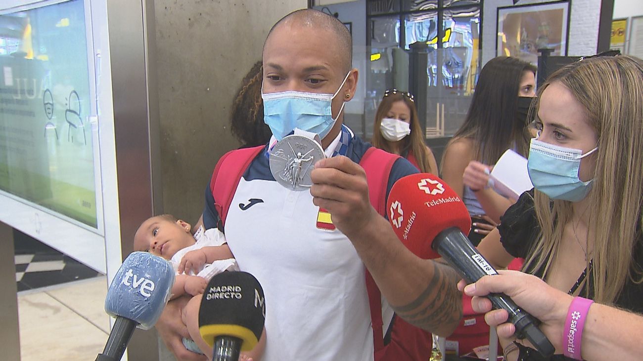 La familia de Ray Zapata recibe emocionada al subcampeón olímpico