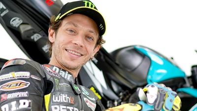 Valentino Rossi se baja de la moto a los 42 años