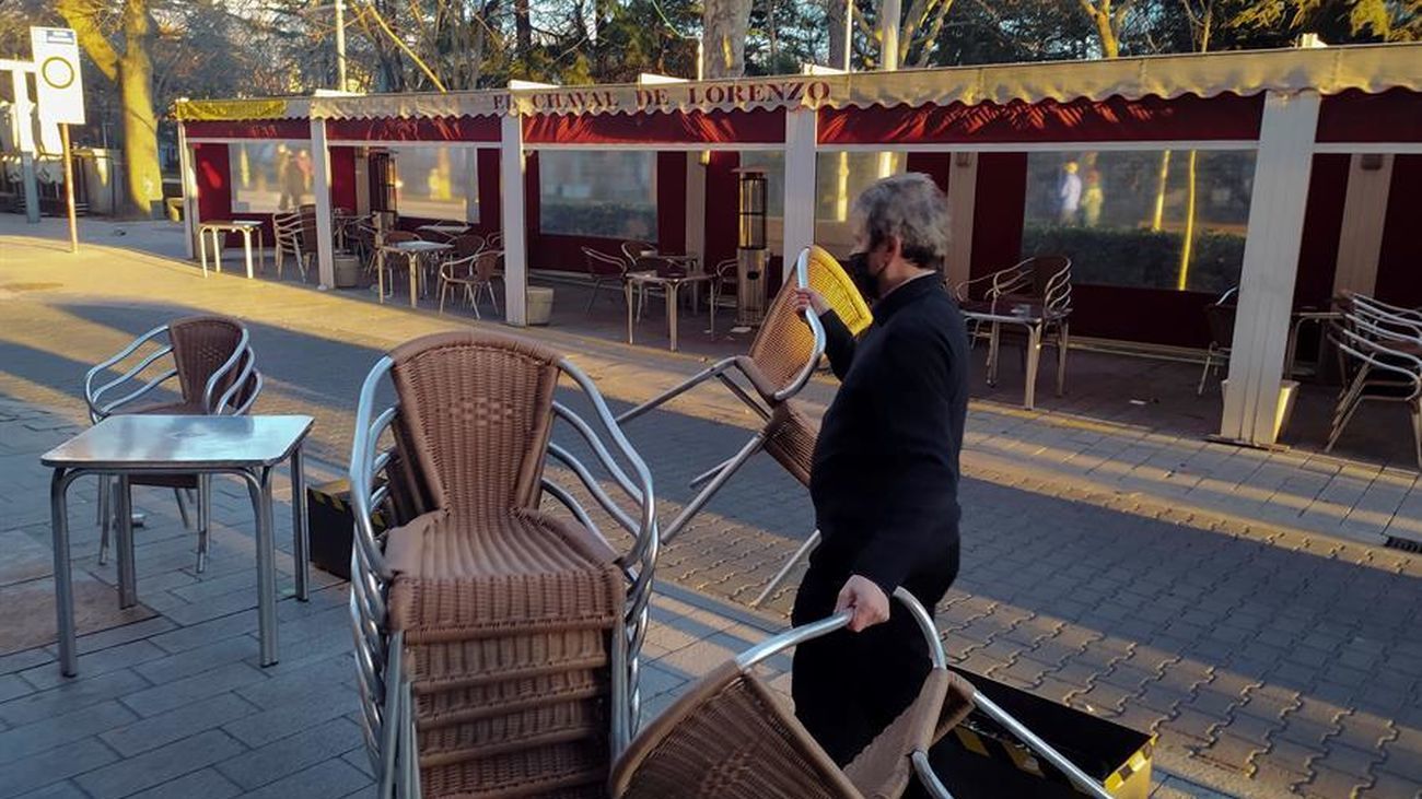 Colocación de sillas apiladas en la terraza de un establecimiento de hostelería