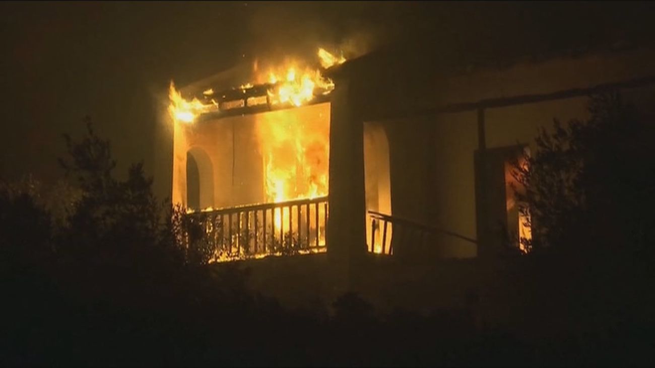 Evacúan más poblaciones ante el avance de las llamas por toda Grecia