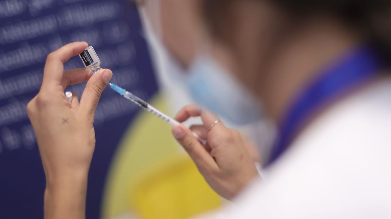Una enfermera prepara una dosis de la vacuna contra la Covid-19