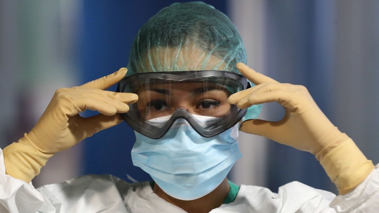 Una sanitaria se coloca el equipo de protección contra la Covid