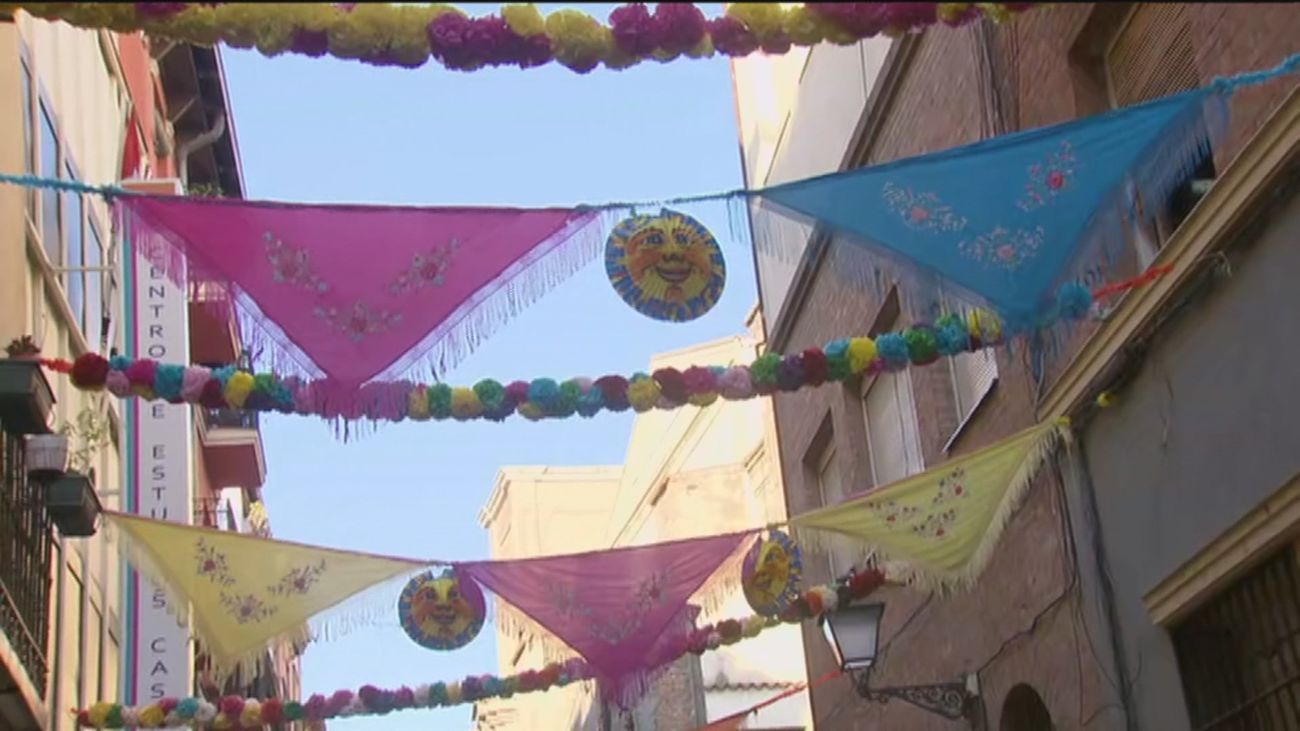 La calle del Oso, engalanada para acoger unas fiestas de San Cayetano con limitaciones