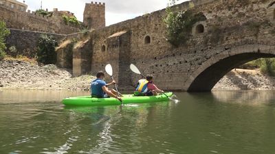 Conocemos la singularidad de Buitrago del Lozoya montados en piragua
