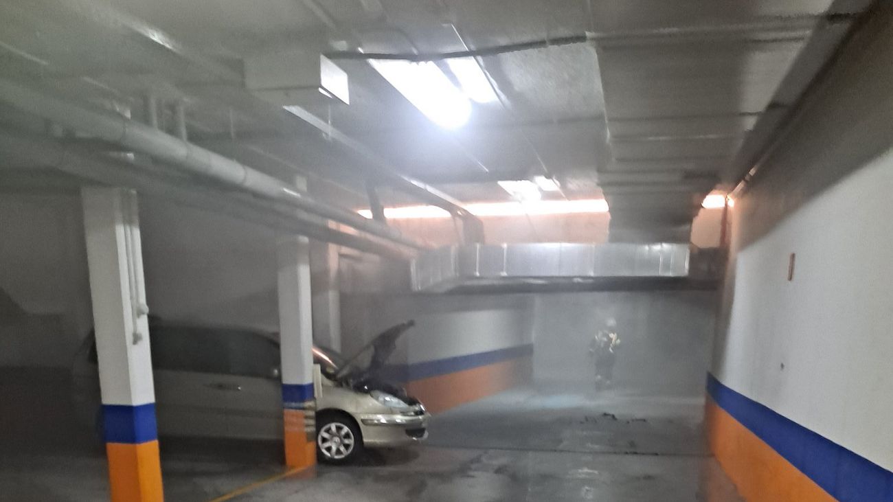 Tres intoxicados en el incendio de un vehículo en un garaje de Fuenlabrada