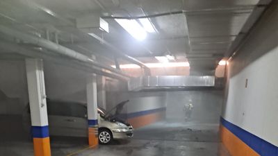 Tres intoxicados en el incendio de un vehículo en un garaje de Fuenlabrada