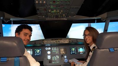 Faltan 50.000 pilotos de avión y muchos se forman en Madrid