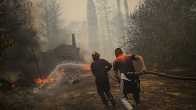 Los incendios de Grecia y Turquía avanzan avivados por el viento y las altas temperaturas