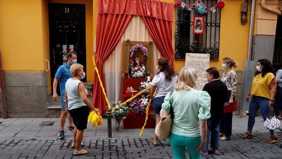 El Madrid más castizo adorna sus calles para celebrar San Cayetano con estrictas medidas de seguridad