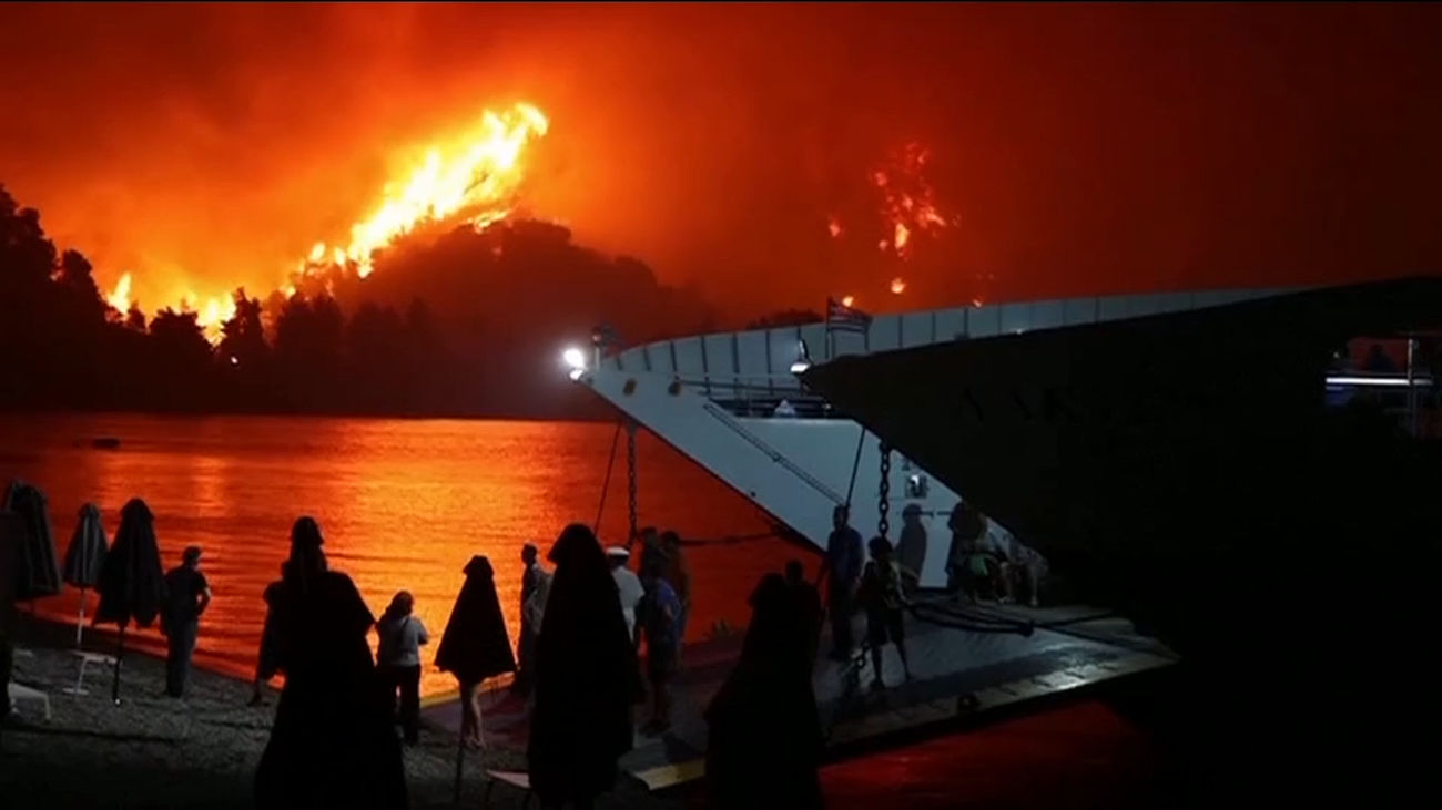 Grecia lucha por apagar el fuego mientras crecen las críticas por la falta de medios