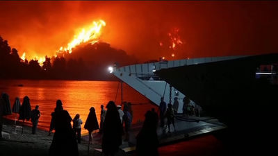 Grecia lucha por apagar el fuego mientras crecen las críticas por la falta de medios