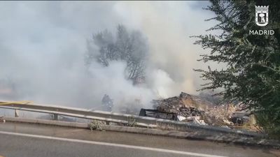 Hasta 15 dotaciones de Bomberos controlan un fuego de pastos en la Cañada Real y Rivas