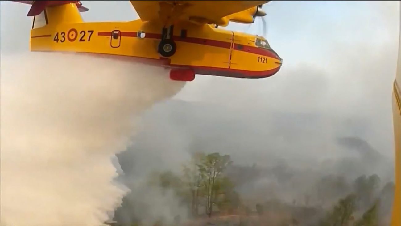 Una dotación militar y un avión del Ejército español luchan contra los incendios de Grecia