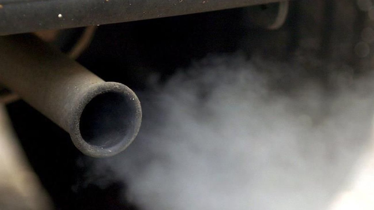 Gases contaminantes expulsados por el tubo de escape de un vehículo