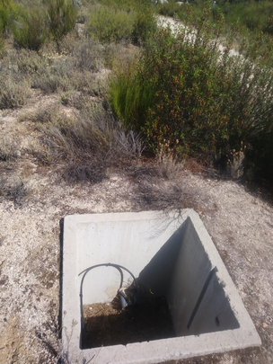 El registro, sin tapa, próximo a una zona de paso / HILARIO VILLAVILLA