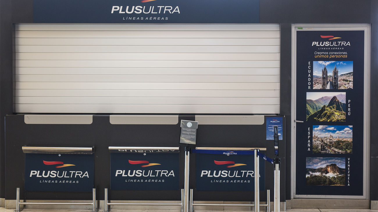 Un stand de la aerolínea Plus Ultra en el aeropuerto de Madrid Barajas