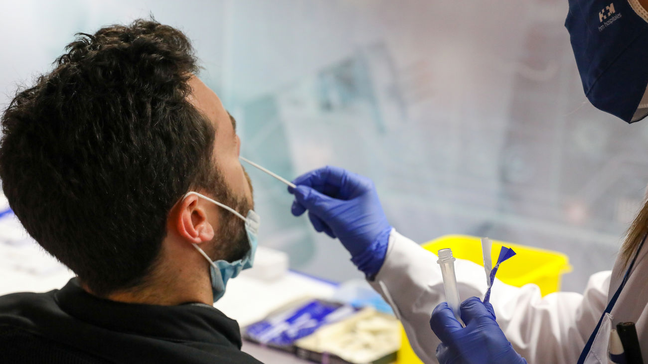 Una enfermera toma una muestra para una prueba de antígenos en Madrid