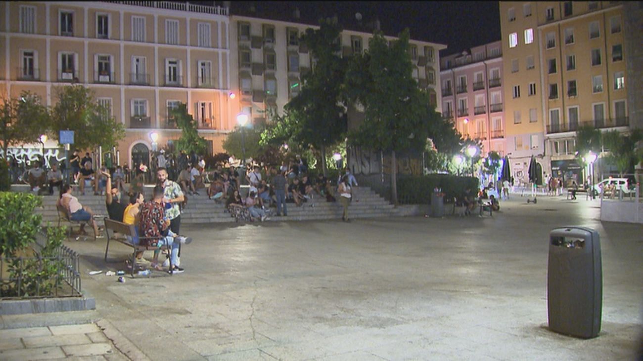 Vecinos de la plaza Pedro Zerolo, hartos del ruido y la suciedad de los botellones