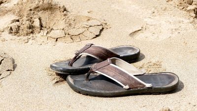 El excesivo uso de chanclas y sandalias en verano puede dañar tu pie