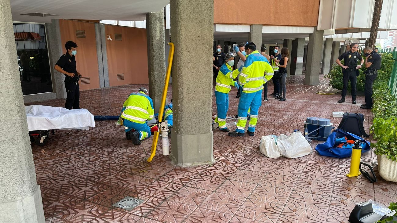 Herido grave un hombre de 63 años al caer mientras instalaba una pequeña grúa en Móstoles