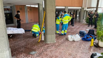 Herido grave un hombre de 63 años al caer mientras instalaba una pequeña grúa en Móstoles