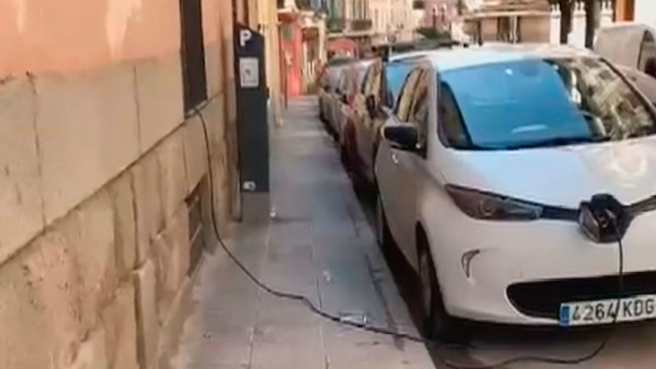 Un vecino  de Madrid recarga su coche eléctrico a través de la ventana en plena calle