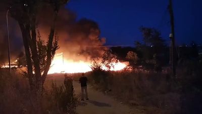 Un incendio en Fuencarral genera una  columna de humo visible desde distintos puntos de Madrid