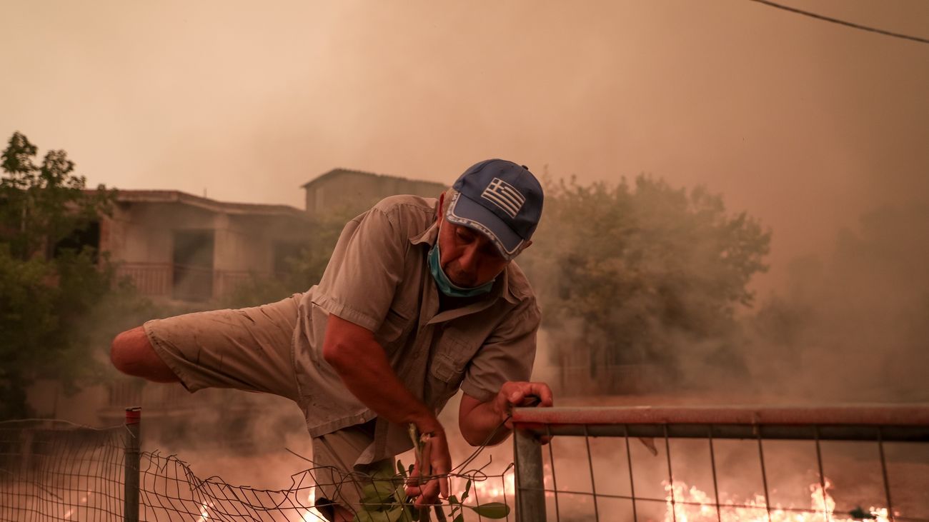 El fuego consume la isla de Eubea, próxima a la región de Atenas