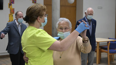 Los trabajadores de residencias que no se vacunen tendrán que realizarse test Covid dos veces por semana
