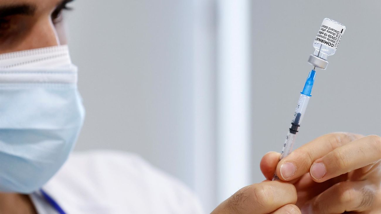 Una enfermera prepara una dosis de la vacuna contra la Covid